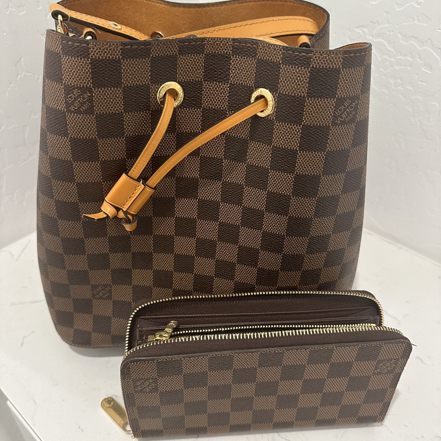 Authentic Louis Vuitton Purse and Wallet for Sale in Gilbert, AZ