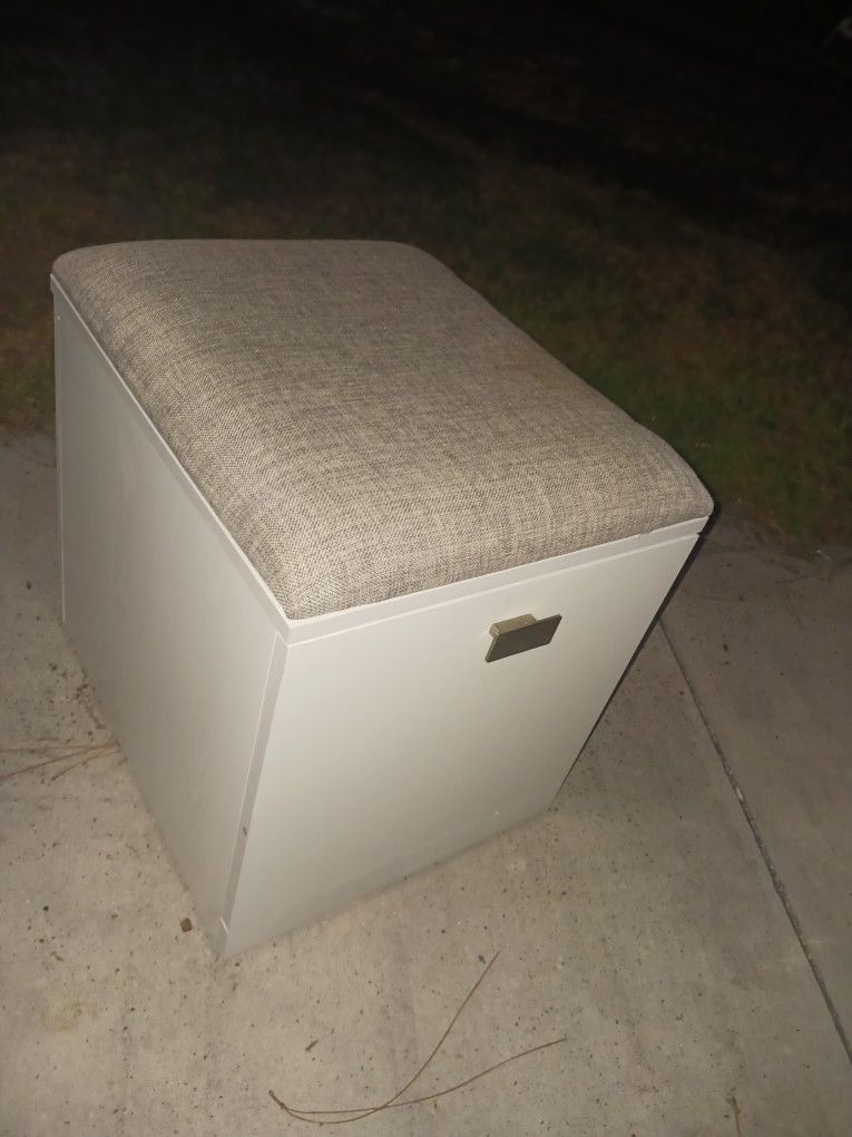 REAL.NICE HEFTY DUTY MADE SEAT BENCH ON WHEELS EX LARG DRAW GD HOME OFFICE ETC 22 FIRM