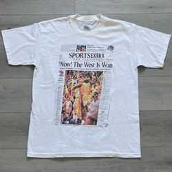 VINTAGE 2000’s LOS ANGELES LAKERS NBA CHAMPIONSHIP T SHIRT SHAQ KOBE NEWSPAPER L