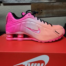 *NEW* Women’s Size 7.5 - Nike Shox R4 Hyper Black IH2343-600