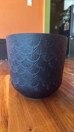 Matte black fan patterned planter