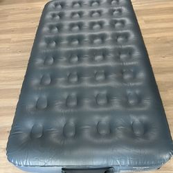 AERO inflatable electric bed twin size. Super easy to inflate and deflate. Free 2 fitted sheet