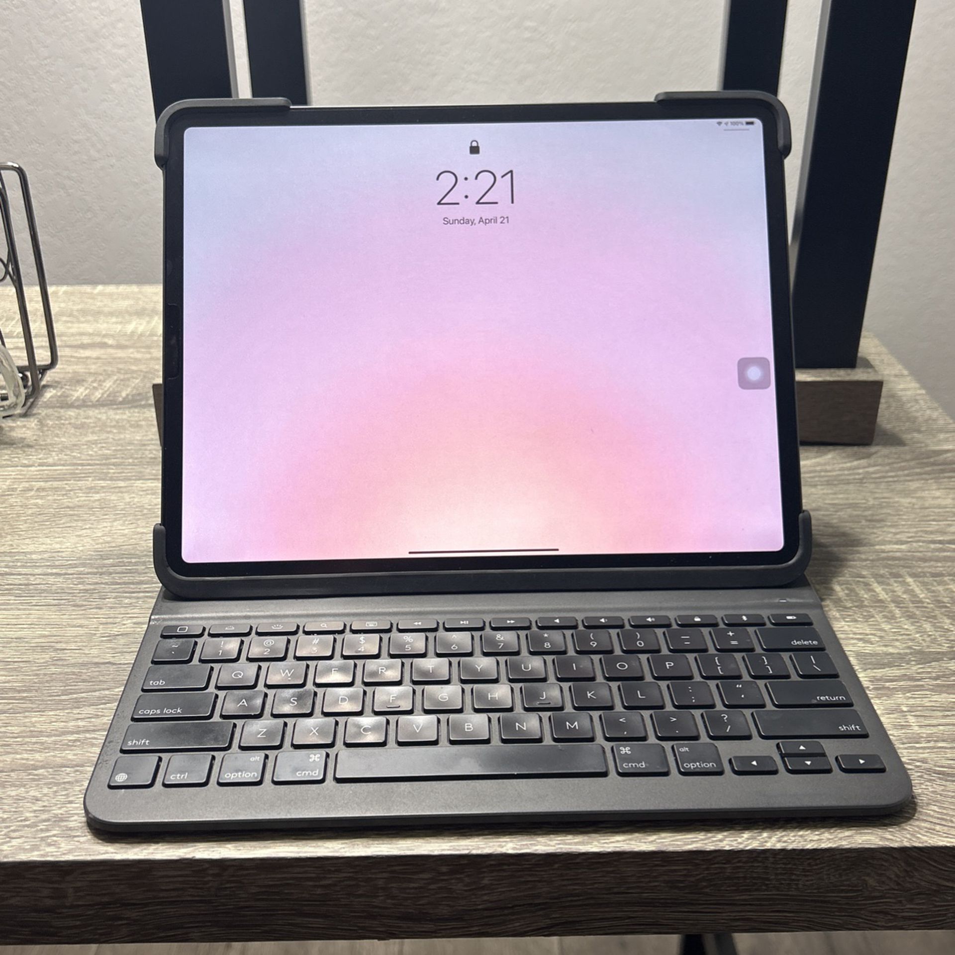 iPad Pro 4th Gen 128gb With Logitech Keyboard 