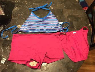 Swimsuit size M/L but left bottoms small
