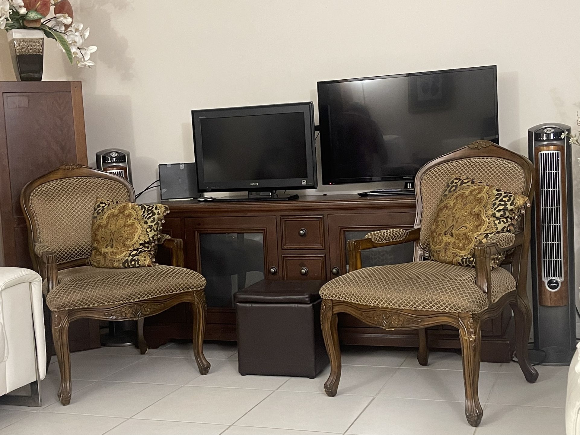 Two Accent Chairs (Sillas, Hablo Español)