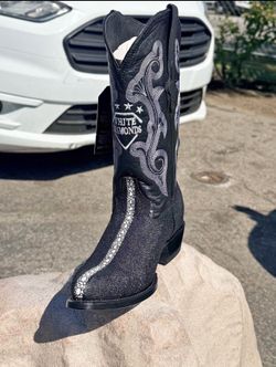 White diamond black cowboy boot