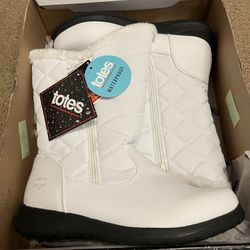 new women’s boots (size 9)