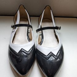 Women's Black/White Oxford Flats 9.5
