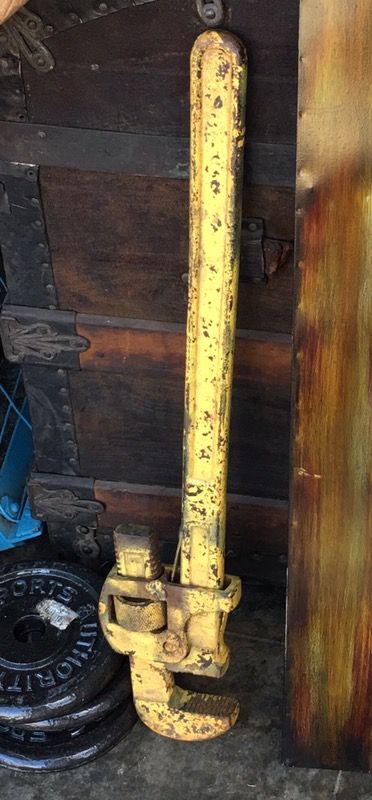 Large pipe wrench