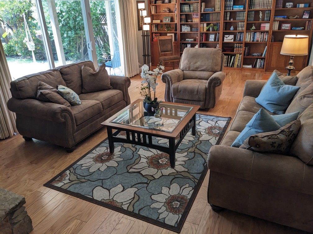 Larkinhurst Sofa, Loveseat & Recliner