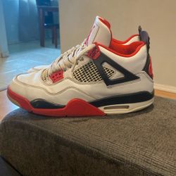 Jordan 4’s Fire Red 9.5