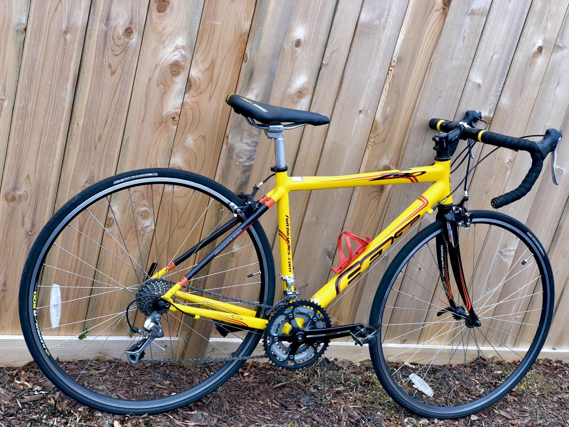 Felt z90 road bike. Ready to ride. Aluminum w carbon fork for Sale in