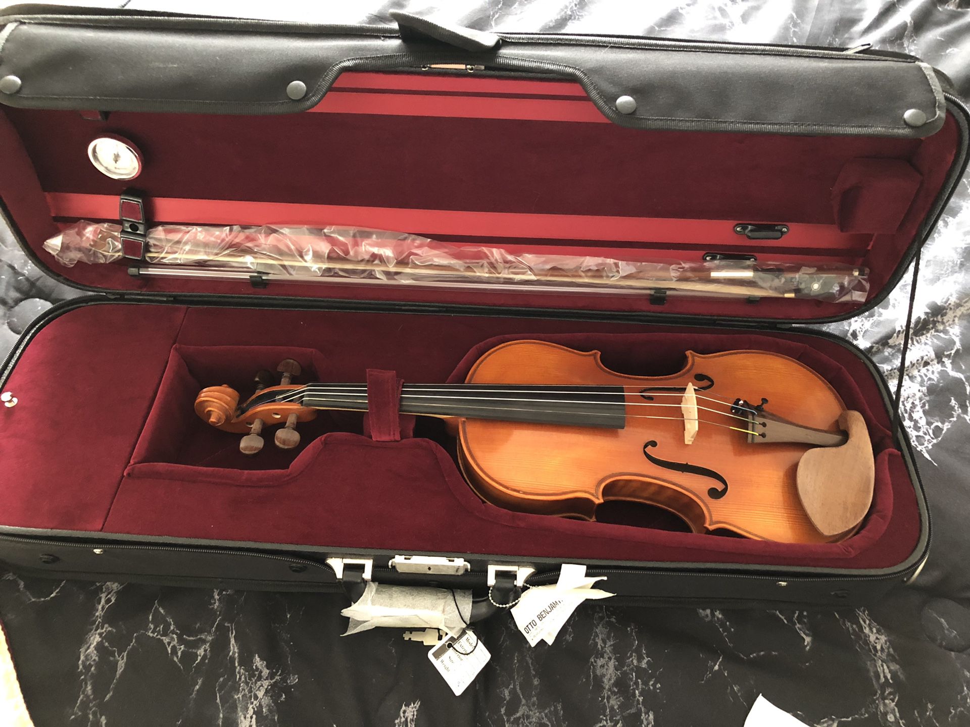 Otto Benjamin Violin 4/4 ML300 W/ pernambuco bow, oblong case