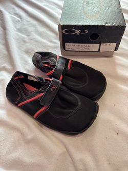 Op women's black and hot pink swim shoes size medium 7-8
