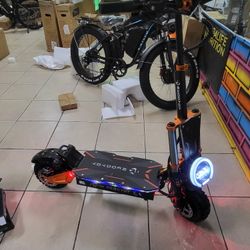 RD1 6000W Dual Motor Electric Scooter 60V 43Ah High Capacity Battery with a Range of Up to 75 Miles 11-Inch off-road Tires