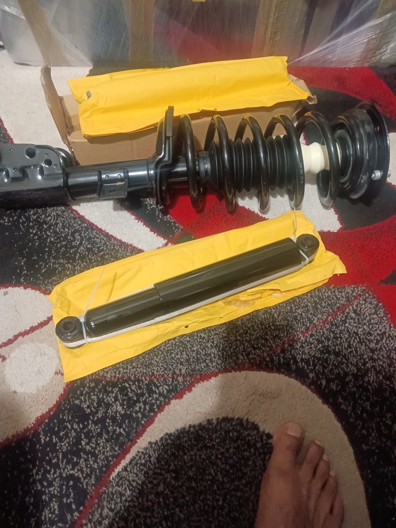 Amortiguadores De Atrás. https://offerup.com/redirect/?o=aS5Vbm8= Del Lado Derecho. Nuevos Para Una Equinox 2006