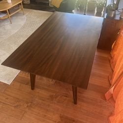 Dining Room Table In Great Condition 