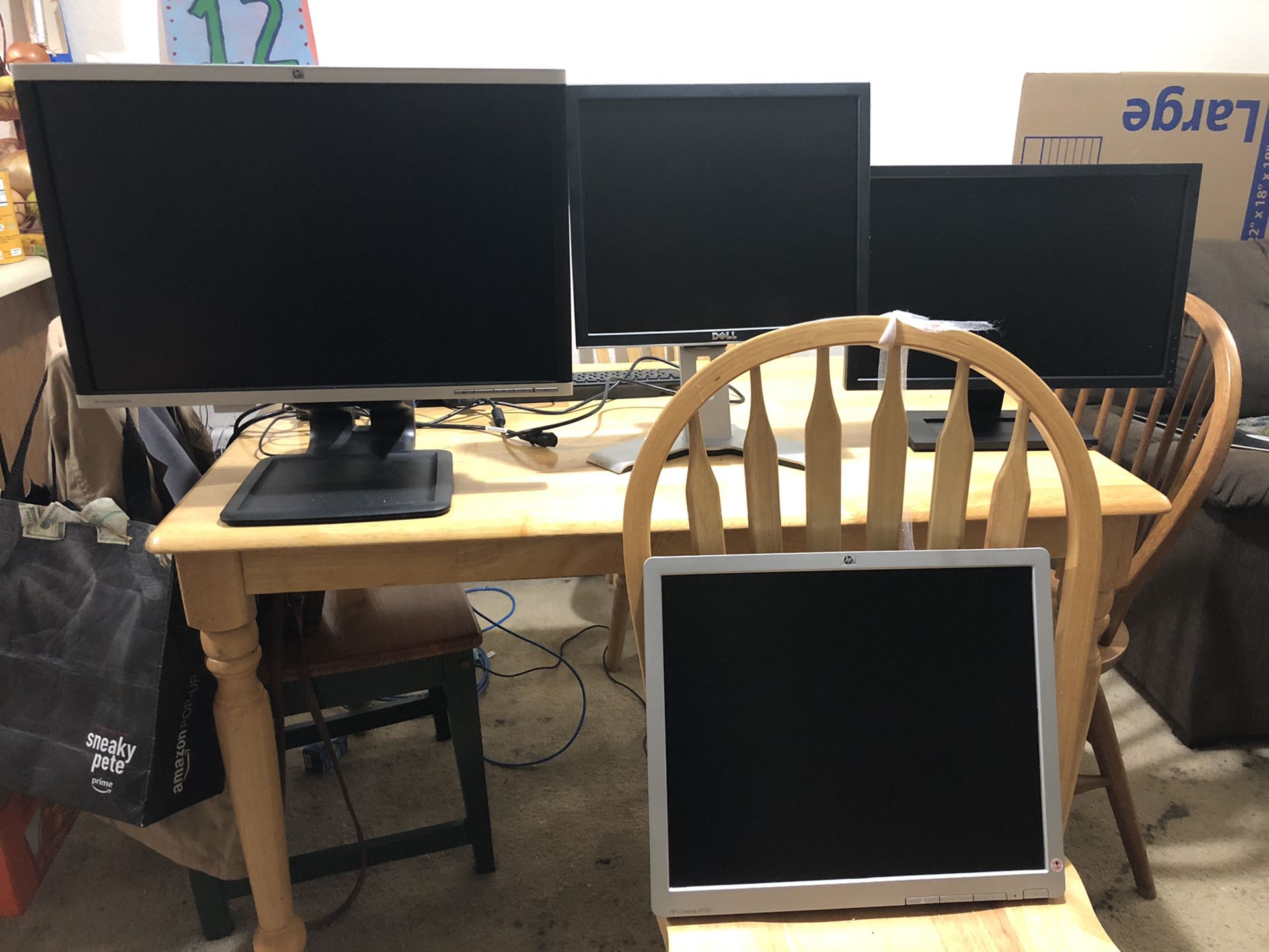 4 monitors , 2 Dell & 2 HP (Lot)