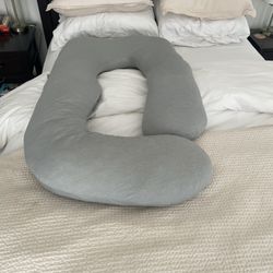 THIS PREGNANCY PILLOW IS EVERTHING