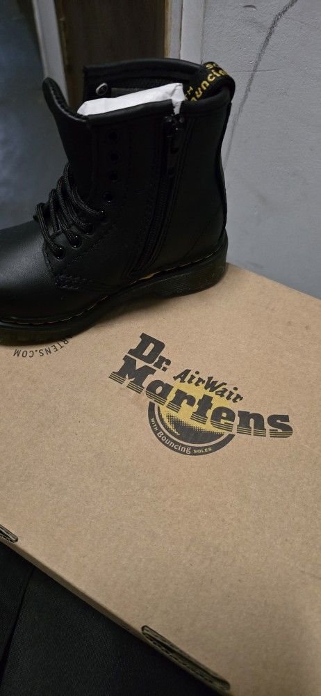 11 pairs of shoes, sizes from 5.5 to 10