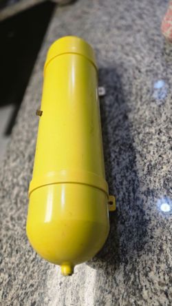 Yellow airlift airtank for onboard air or air suspension