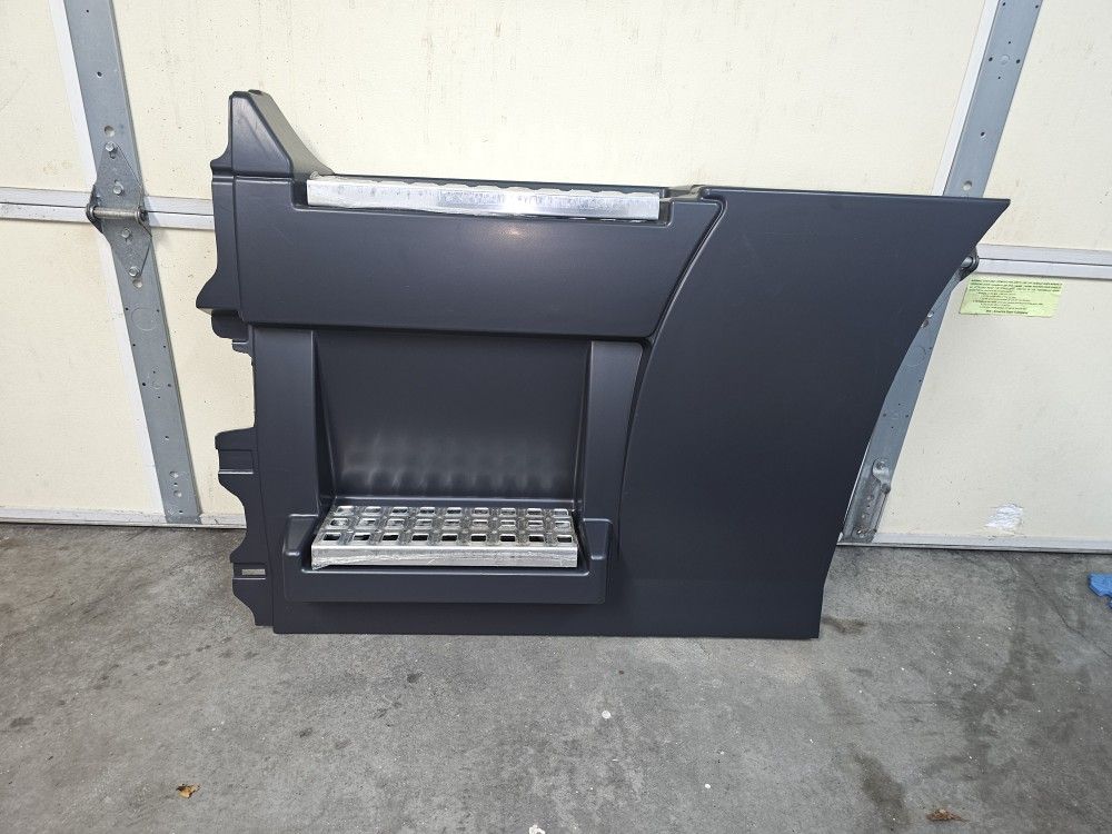 VOLVO VNL CAB SKIRT/SIDE FAIRING
