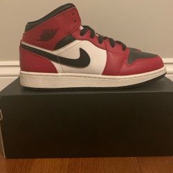 Nike Jordan 1 Mid Chicago Black Toe Size 6