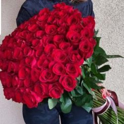 A Stunning Beautiful Bouquet Of 100 Fresh Roses...The Best Romantic Way To Impress Your Love One On This Valentine's Day

100% fresh Rose's... Many co