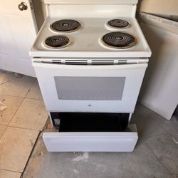 GE 30 in. 4 Burner Element Free-Standing Electric Range in White