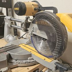DeWALT 12" Sliding Compund Miter Saw
