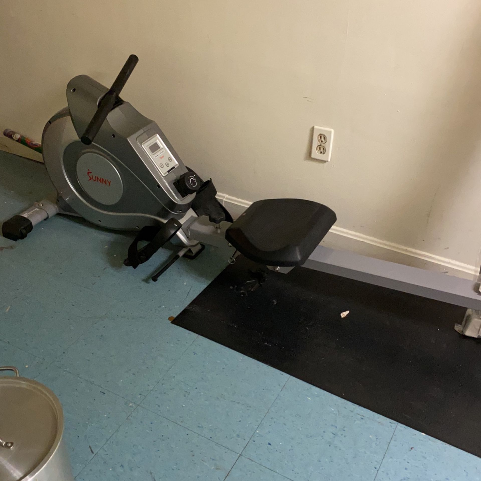 Free Rowing Machine. Pick Up by 10/18/21