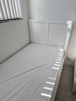 TWIN SIZE CHILDRENS BED (MATTRESS NOT INCLUDED)