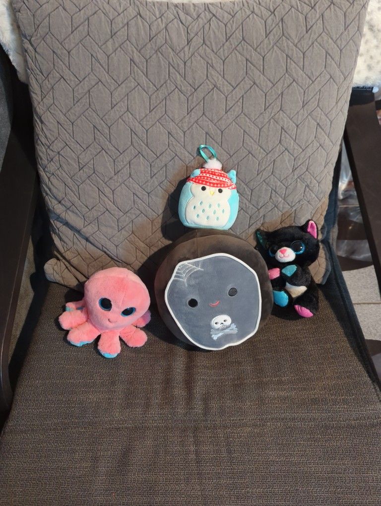 4 Plushies
