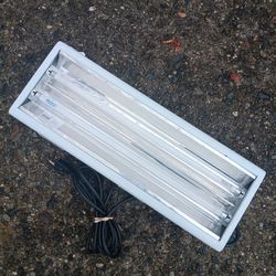 Grow Light GL-F1016-243 0.64A 54watts Works Good (1 buld tired) forPickUpFremontSeattle.noLowBallOffersPlease.NoTrades)