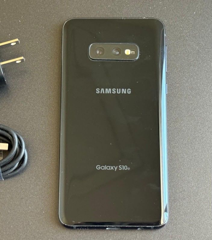 Samsung Galaxy S10e, Unlocked   for all Company Carrier ,  Excellent Condition  Like New