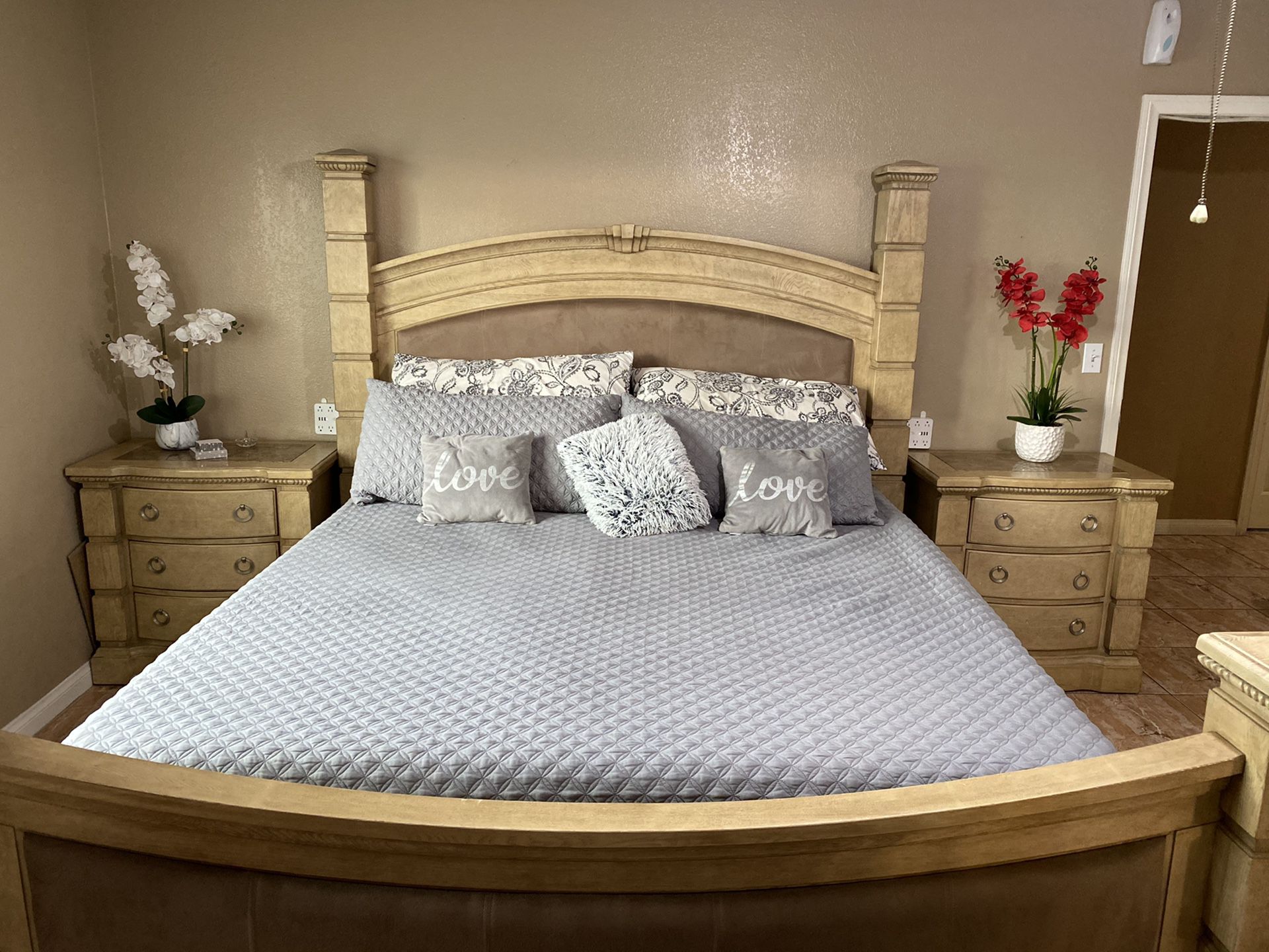 Beautiful Cal King 6 piece bedroom set includes mattress and mirror for dresser.