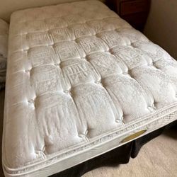 Like New Beautiful Beauty rest Queen Size Pillow top Mattress And Boxspring.