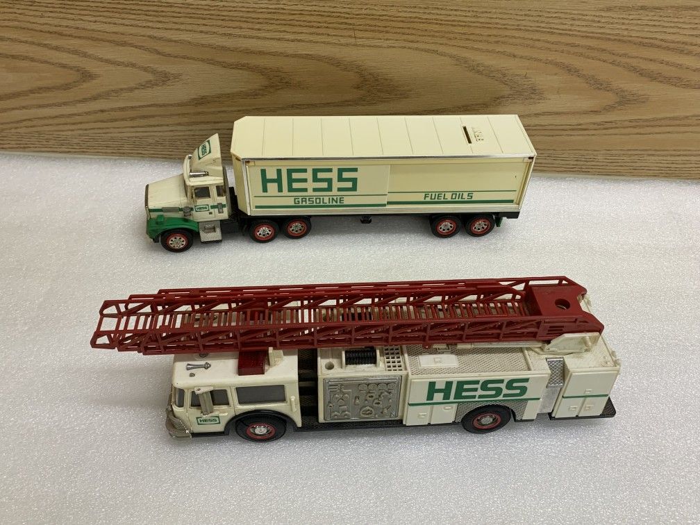 Hess Gasoline Vintage Truck 18 Wheeler Toy Bank Collectible