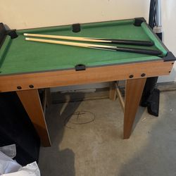 Mini pool table