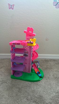 Hot Wheels Barbie RacerVerse Garage Playset