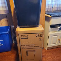 Rubbermaid 20 Quart  Fire Resistant Wastebaskets