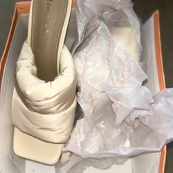 New Lemonade Cream & Gold Heels – Size 10, Puffy Slide Style