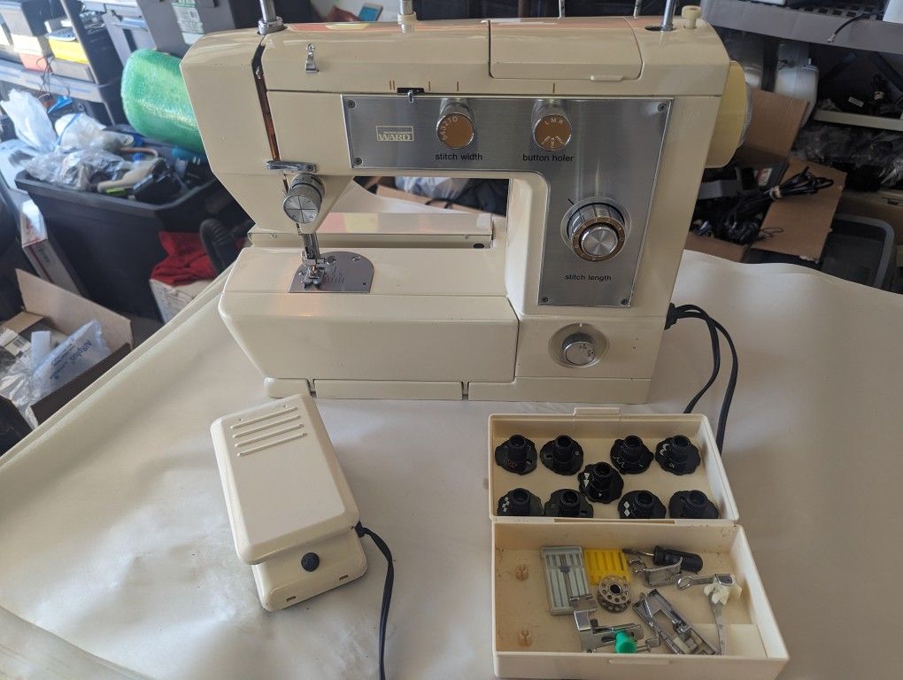 Montgomery Ward Zig Zag Sewing Machine ~ UHT J1460 & ACCESSORIES