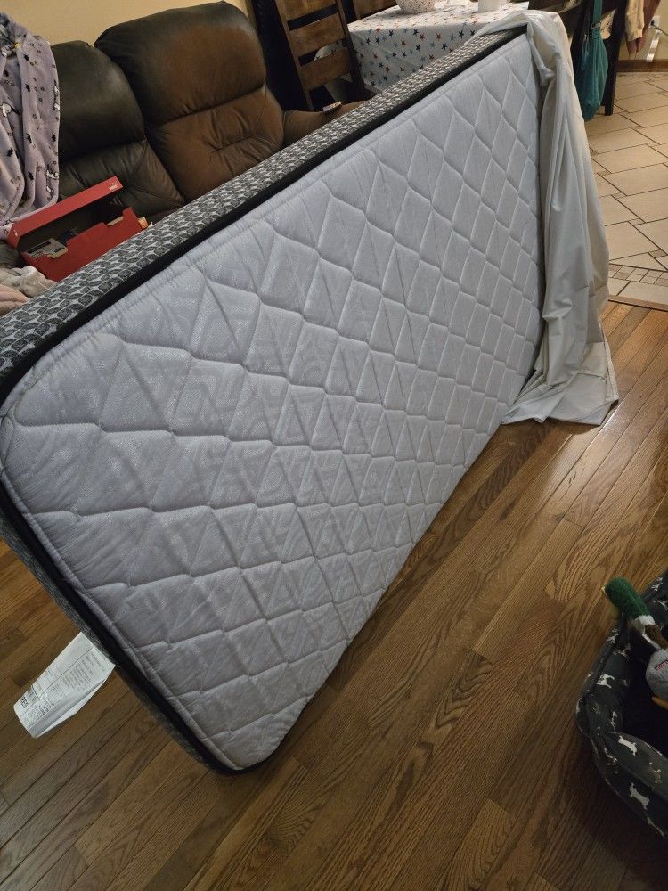 2 Sealy Brand Twin Mattresses 6 Inch (LIKE NEW)