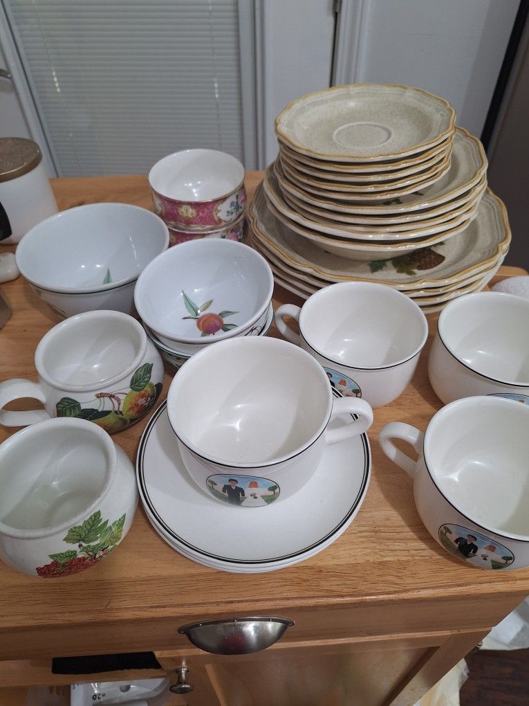 Mikasa Dish Set With Cups