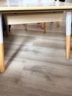 Kids table w/chairs