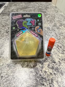 Sunny Days Entertainment SQZY Light Up Gel Decahedron - Style May Vary squishy (Needoh)