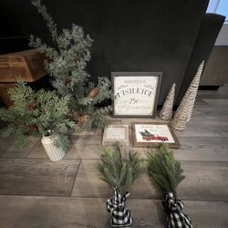 10 Piece Holiday Decor Set