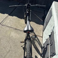 FOR SALE OZARK TRAIL MOUNTAIN BIKE 