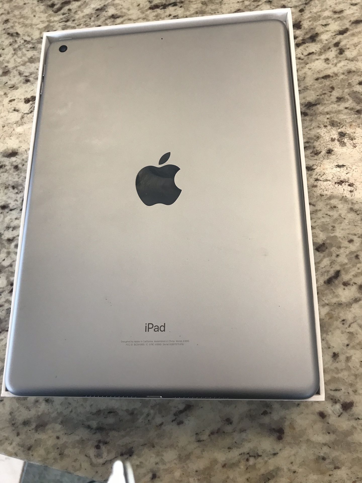 iPad 8 nch 32 Gb — Gray Unlocked Good Condition